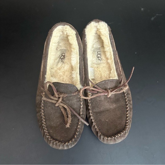 UGG Women's Dakota Brown Suede Cozy Slippers Sherpa Lined Slip On Size 7 - Picture 5 of 9